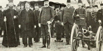 Ο Γερμανός Καραβαγγέλης ανάμεσα σε Τούρκους αξιωματούχους. Δεξιά του ο καϊμακάμης και δίπλα από αυτόν ο στρατιωτικός διοικητής της Καστοριάς. Πιθανώς να είναι καρτ ποστάλ της εποχής