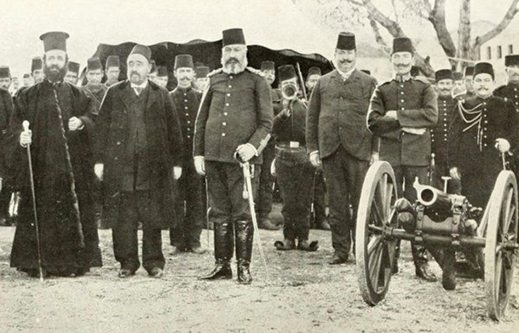 Ο Γερμανός Καραβαγγέλης ανάμεσα σε Τούρκους αξιωματούχους. Δεξιά του ο καϊμακάμης και δίπλα από αυτόν ο στρατιωτικός διοικητής της Καστοριάς. Πιθανώς να είναι καρτ ποστάλ της εποχής