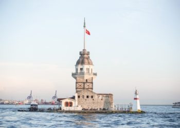 Πύργος του Λεάνδρου ή «Πύργος της Κόρης» βρίσκεται πάνω σε νησάκι στη νότια είσοδο του Βοσπόρου, 200 μέτρα από την ασιατική ακτή της Χρυσοπόλεως στην Κωνσταντινούπολη (φωτ.: pixabay.com / Herm)