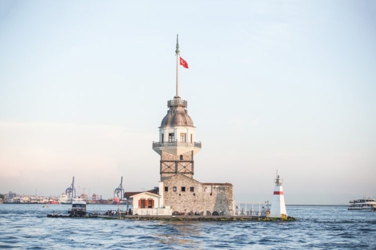 Πύργος του Λεάνδρου ή «Πύργος της Κόρης» βρίσκεται πάνω σε νησάκι στη νότια είσοδο του Βοσπόρου, 200 μέτρα από την ασιατική ακτή της Χρυσοπόλεως στην Κωνσταντινούπολη (φωτ.: pixabay.com / Herm)