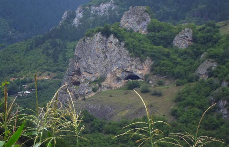 Σπηλιά κοντά στο Bağışlı, όπως ονομάζεται σήμερα το χωριό Κουνάκα, στην Άνω Ματσούκα. Η παράδοση αναφέρει ότι αποικίστηκε από χριστιανούς Έλληνες της Συρίας (φωτ.: koylerim.com)