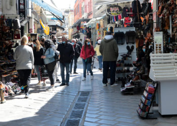 Κόσμος ψωνίζει  και κοιτάζει βιτρίνες σε καταστήματα στο Μοναστηράκι (φωτ.: ΑΠΕ-ΜΠΕ/ Παντελής Σαϊτάς)