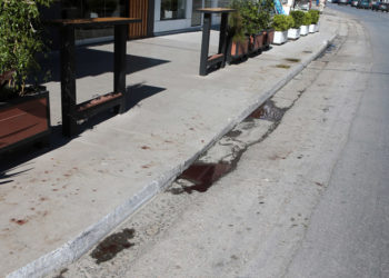 Ίχνη αίματος στο οδόστρωμα, λίγα μέτρα από το σημείο όπου δολοφονήθηκε o Μιχάλης Κ., στη Μεταμόρφωση (φωτ.: ΑΠΕ-ΜΠΕ / Σαΐτας)