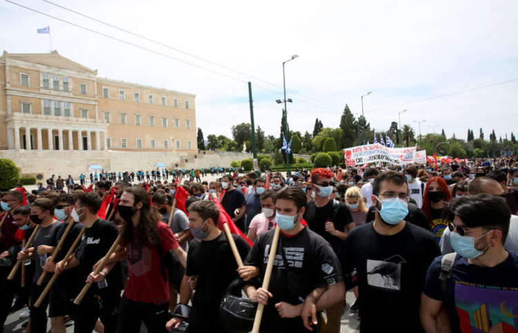 Διαδηλωτές συμμετέχουν στην πορεία που διοργάνωσε η ΑΔΕΔΥ και το Εργατικό Κέντρο Αθήνας, για τον εορτασμό της Εργατικής Πρωτομαγιάς, στο κέντρο της Αθήνας, την (φωτ.: ΑΠΕ-ΜΠΕ/ Αλέξανδρος Μπελτές)