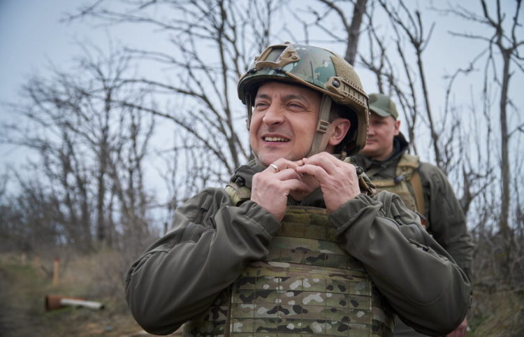 O Βολοντομίρ Ζελένσκι σε επίσκεψη του στην περιοχή των συγκρούσεων με τη Ρωσία (φωτ.: ΑΠΕ-ΜΠΕ/ EPA/ Presidential Press Service)
