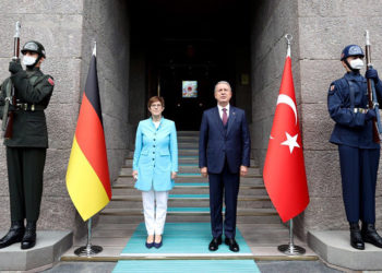 Ο Χουλουσί Ακάρ με την ομόλογό του η Άνεγκρετ Κραμπ-Καρενμπάουερ (φωτ.: Twitter / T.C. Millî Savunma Bakanı)