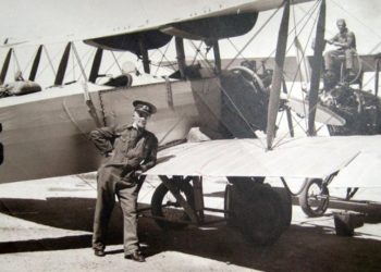Ο επισμηναγός Δημήτριος Καμπέρος στο Τατόι, στη Σχολή της Αεροπορίας (πηγή: εφ. «Καθημερινή»)