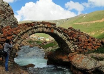 Λιθόκτιστο τοξωτό γεφύρι που χτίστηκε πριν από 557 χρόνια, στην Αργυρούπολη του Πόντου
