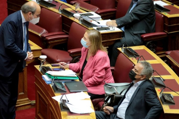 Ο υπουργός Εργασίας Κωστής Χατζηδάκης συνομιλεί με την Μαριλίζα Ξενογιαννακοπούλου και τον Πάνο Σκουρλέτη, στην αίθουσα της Ολομέλειας της Βουλής (φωτ.: ΑΠΕ-ΜΠΕ/Παντελής Σαΐτας)