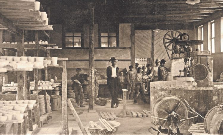 Εσωτερικό του εργαστηρίου Şark Çini. Κιουτάχεια, μέσα δεκαετίας 1920. Ιδιωτική συλλογή.