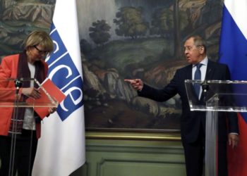 Ο Ρώσος ΥΠΕΞ Σεργκέι Λαβρόφ με τη γενική γραμματέα του ΟΑΣΕ στην Ευρώπη Χέλγκα Μαρία Σμιτ (φωτ.: EPA/YURI KOCHETKOV / POOL)