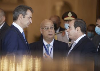 Ο πρόεδρος της Αραβικής Δημοκρατίας της Αιγύπτου Αμπντέλ Φατάχ Αλ Σίσι  συνομιλεί με τον Κυριάκο Μητσοτάκη στο Προεδρικό Μέγαρο «Al-Ittihadiya», μετά τις συνομιλίες (φωτ.: ΑΠΕ-ΜΠΕ/Γρ Τύπου Πρωθυπουργού / Δημήτρης Παπαμήτσος)