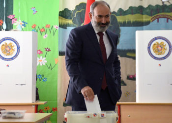 Ο Νικόλ Πασινιάν ψηφίζει σε εκλογικό κέντρο του Γερεβάν  (φωτ.: EPA / Narek Aleksanyan)