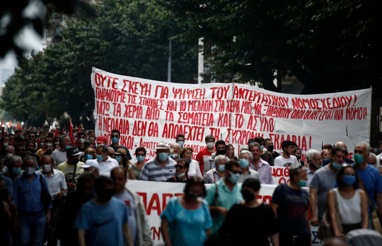 Διαδηλωτές συμμετέχουν στην πορεία διαμαρτυρίας κατά τη διάρκεια της 24ωρης πανελλαδικής απεργίας ενάντια στο νέο εργασιακό νομοσχέδιο, Θεσσαλονίκη, Πέμπτη 10 Ιουνίου 2021 (φωτ.: ΑΠΕ-ΜΠΕ/ Δημήτρης Τοσίδης)