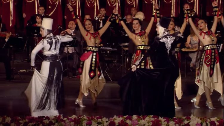 Στιγμιότυπο από αρμενική συναυλία όπου αποδίδεται ο χορός ταμζαρά ή τάμζαρα στα ποντιακά (Πηγή: YouTube)