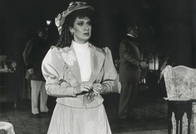 Η ηθοποιός στην παράσταση «Μαλλιά κουβάρια» (1990), στην Τρίτη Σκηνή του
Εθνικού Θεάτρου (φωτ.: nt-archive.gr)