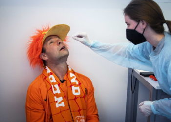 Φίλαθλος στην Ολλανδία κάνει τεστ κορονοϊου για να παρακολουθήσει το Euro 2020 (φωτ.: EPA/ Jeroen Jumelet)