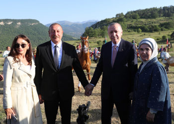 Oι Ρετζέπ Ταγίπ Ερντογάν και Ιλχάμ Αλίεφ με τις συζύγους τους στην πόλη-σύμβολο του Αρτσάχ, Σουσί (φωτ.: Twitter / Recep Tayyip Erdoğan)