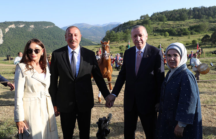 Oι Ρετζέπ Ταγίπ Ερντογάν και Ιλχάμ Αλίεφ με τις συζύγους τους στην πόλη-σύμβολο του Αρτσάχ, Σουσί (φωτ.: Twitter / Recep Tayyip Erdoğan)