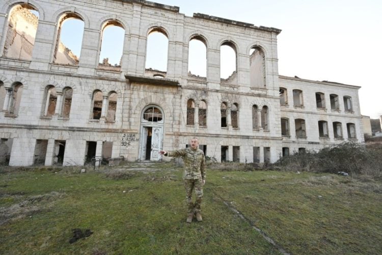 Ο πρόεδρος του Αζερμπαϊτζάν με στρατιωτική περιβολή στο κατεστραμμένο πλέον σχολείο της Σουσί (φωτ.: president.az)