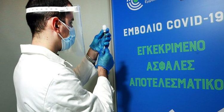 Με λάθος τρόπο η κυβέρνηση προσπαθεί να πείσει τους αρνητές του εμβολίου (φωτ.: Euro2day.gr)