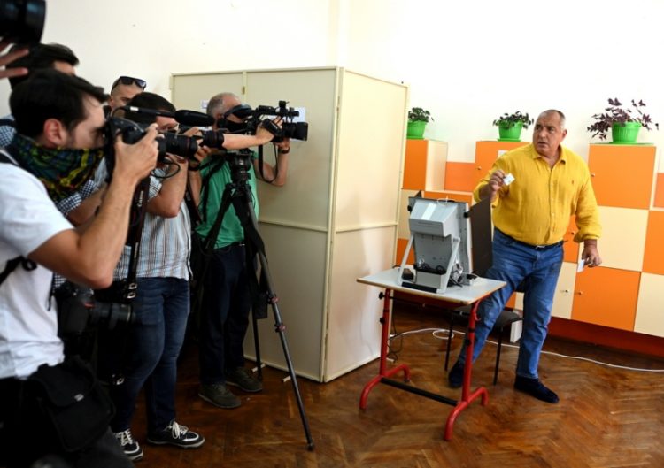 Ο πρώην πρωθυπουργός της Βουλγαρίας Μπόικο Μπορίσοφ, επικεφαλής του GERB, ψήφισε στη Σόφια (φωτ.: EPA/VASSIL DONEV)