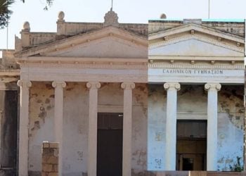 Διέγραψαν την Ελληνική επιγραφή από το ιστορικό κτίριο στα Βαρώσια λόγω της επίσκεψης Ερντογάν