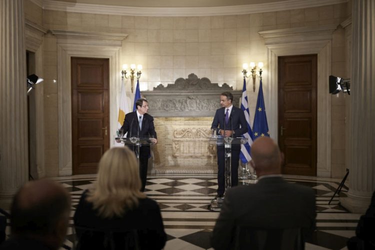 Ο Κυριάκος Μητσοτάκης με τον Νίκο Αναστασιάδη κατά τη σημερινή συνάντησή τους, στο Μέγαρο Μαξίμου (φωτ.: ΑΠΕ-ΜΠΕ/Γρ. Τύπου Πρωθυπουργού/Δημήτρης Παπαμήτσος)