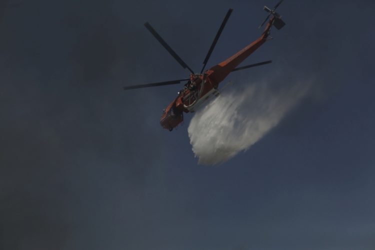 Πυροσβεστικό ελικόπτερο που επιχειρεί για την κατάσβεση πυρκαγιάς (φωτ.: ΑΠΕ-ΜΠΕ / Κώστας Τσιρώνης)
