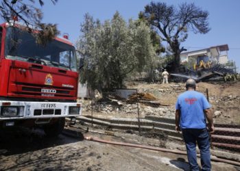 Εικόνα από την επιχείρηση κατάσβεσης της πυρκαγιάς στο Σέιχ Σου στη Θεσσαλονίκη (φωτ.: ΑΠΕ-ΜΠΕ/ΑΠΕ-ΜΠΕ/STR)