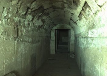 Η είσοδος του τάφου της Ολυμπιάδας στον Τύμβο του Κορινού Πιερίας (φωτό: GEOKAT)