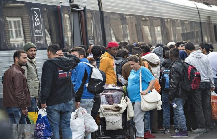 Πρόσφυγες από τη Δανία πηγαίνουν στη Σουηδία, το 2015 (φωτ.: EPA/ Claus Fisker Denmark out)