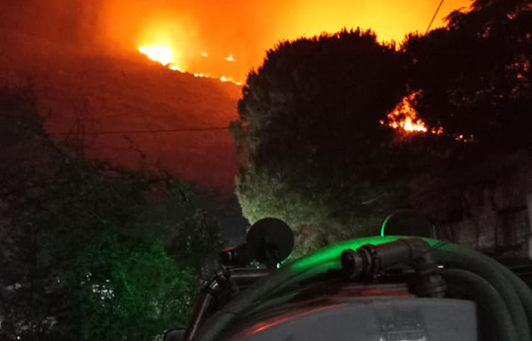 Η φωτιά στη νότια Κεφαλονιά (φωτ.: Facebook / Διονύσης Παπαδάτος)