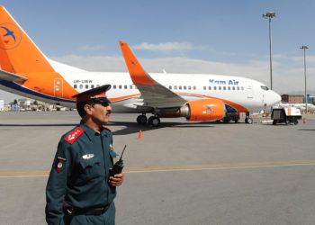 Αφγανός αστυνομικός στο διεθνές αεροδρόμιο της Καμπούλ (φωτ.: EPA / Jawad Jalali)