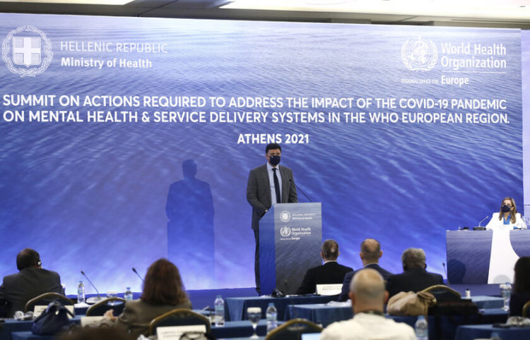 Ο υπουργός Υγείας, Βασίλης Κικίλιας μιλάει στο διεθνές συνέδριο για τη ψυχική υγεία με θέμα «Οι συνέπειες της Covid-19 στην Ψυχική Υγεία και στα συστήματα παροχής υπηρεσιών υγείας» (φωτ.: ΑΠΕ-ΜΠΕ/ Γιάννης Κολεσίδης)