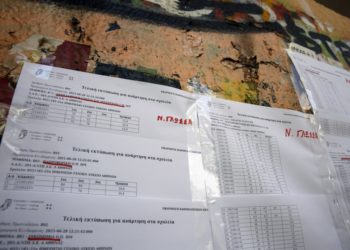 Οι πίνακες με τις βαθμολογίες των υποψηφίων των Πανελλαδικών Εξετάσεων έξω από το σχολικό συγκρότημα της Γκράβας στο Γαλάτσι (φωτ.: ΑΠΕ-ΜΠΕ /Αλέξανδρος Βλάχος)