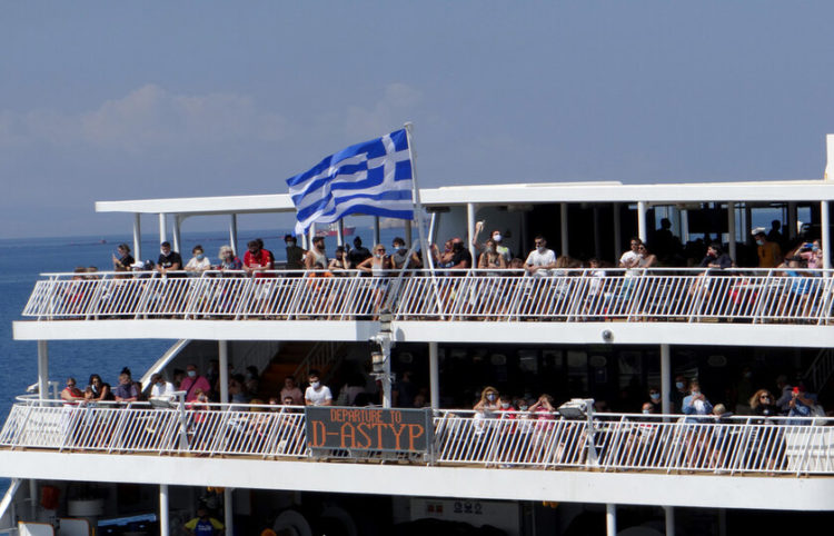 Ταξιδιώτες σε πλοίο στο λιμάνι της Πάρου , Παρασκευή 7 Αυγούστου 2020. (φωτ.: ΑΠΕ-ΜΠΕ/ Παντελής Σαίτας)