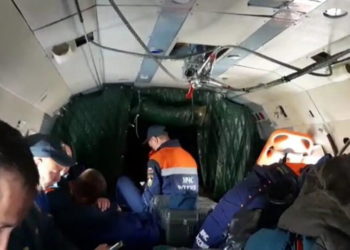 Το αεροπλάνο που συνετρίβη (φωτ.: EPA/ Emercom of Russia Press Service)