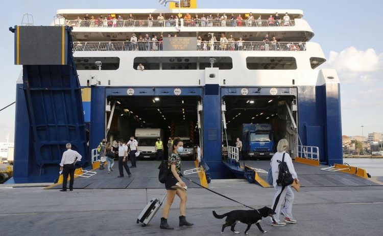 Ταξιδιώτες και αυτοκίνητα επιβιβάζονται στα πλοία για τις καλοκαιρινές διακοπές στα νησιά του Αιγαίου υπό προϋποθέσεις (φωτ.: ΑΠΕ-ΜΠΕ / Αλέξανδρος Βλάχος)