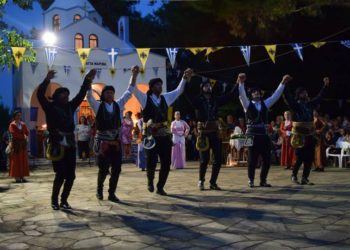 Ο Όμιλος Ποντίων Χορευτών Καβάλας στο ξωκλήσι της Αγίας Μαρίνας στο Θρυλόριο, σε παλαιότερη εκδήλωση (φωτ.: Όμιλος Ποντίων Χορευτών Καβάλας)
