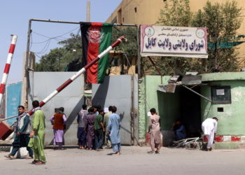 Άνθρωποι πηγαίνουν στα σπίτια τους μόλις μαθεύτηκαν τα νέα για την κατάληψη των περιχώρων της Καμπούλ από τους Ταλιμπάν (φωτ.:EPA/ Stringer)