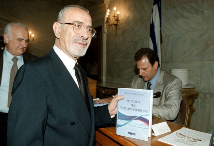 Ο Άγγελος Μπρατάκος, στην παρουσίαση του βιβλίου του «Η Ιστορία της ΝΔ», το 2002 (φωτ. αρχείου: ΑΠΕ-ΜΠΕ/Παντελής Σαΐτας)