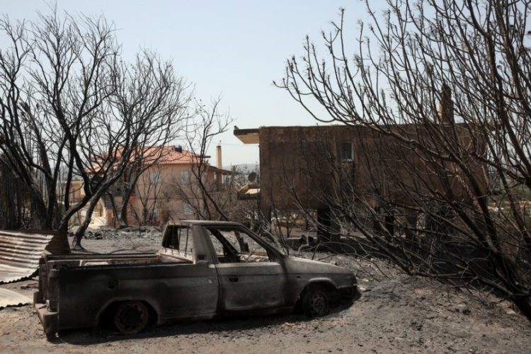 Καμένο σπίτι και αυτοκίνητο από την πυρκαγιά  που συνεχίζει να μαίνεται στην Αρχαία Ολυμπία, (φωτ,: ΑΠΕ-ΜΠΕ/Ορέστης Παναγιώτου)