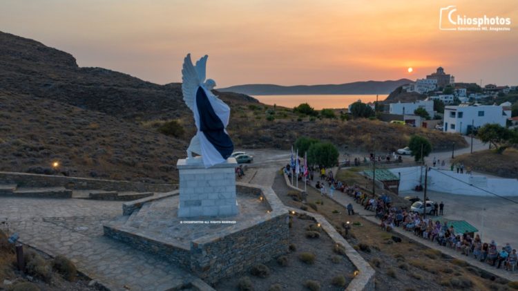 Το εντυπωσιακό άγαλμα της Δόξας των Ψαρών στους πρόποδες της Μαύρης Ράχης (φωτ.: www.chiosphotos.gr)