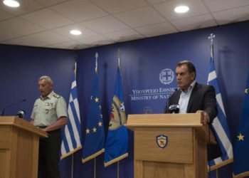 Ο αρχηγός ΓΕΕΘΑ Στρατηγός Κωνσταντίνος Φλώρος και ο υπουργός Εθνικής Άμυνας Νικόλαος Παναγιωτόπουλο μιλούν για την περαιτέρω ενεργό συνδρομή των Ενόπλων Δυνάμεων στην πρόληψη και τη διαχείριση των πυρκαγιών (φωτ.: ΑΠΕ-ΜΠΕ/Υπουργείο Εθνικής Άμυνας/STR)