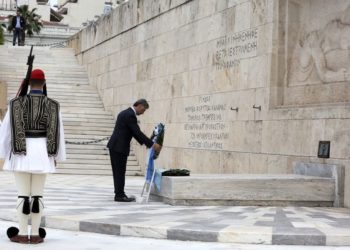 Ο Γιώργος Βαρυθυμιάδης, πρόεδρος της ΠΟΕ, καταθέτει στεφάνι στο Μνημείο του Αγνώστου Στρατιώτη στο Σύνταγμα, σε εκδήλωση της Παμποντιακής Ομοσπονδίας Ελλάδος για την Ημέρα Μνήμης της Γενοκτονίας των Ποντίων (φωτ.: ΑΠΕ-ΜΠΕ/Συμέλα Παντζαρτζή)