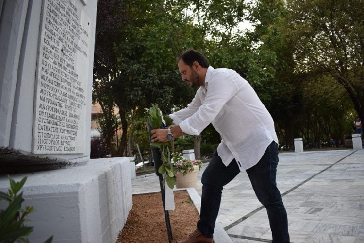 Ο δήμαρχος της Καλαμαριάς Γιάννης Δαρδαμανέλης καταθέτει στεφάνι στο Ηρώο της Πλατείας 13ης Αυγούστου, στο πάρκο Κερασούντος (φωτ.: Γρ. Τύπου Καλαμαριάς)