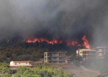 Πυρκαγιά κοντά σε σπίτια στην Κερατέα, σήμερα (φωτ.: ΑΠΕ-ΜΠΕ/Αλέξανδρος Βλάχος)