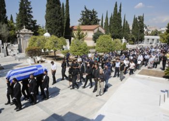 Στιγμιότυπο από  την κηδεία του Άκη Τσοχατζόπουλου στο Α’ Νεκροταφείο Αθηνών (φωτ.: ΑΠΕ-ΜΠΕ/Αλέξανδρος Βλάχος)