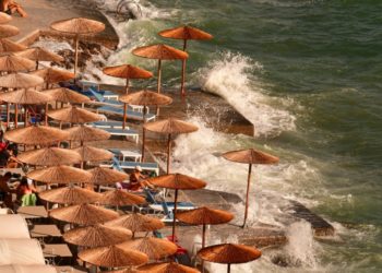 Κύματα στην παραλία της Αρβανιτιάς έφερε ο δυνατός βοριάς που πνέει στην ευρύτερη περιοχή της Αργολίδας (φωτ.: ΑΠΕ-ΜΠΕ/Ευάγγελος Μπουγιώτης)